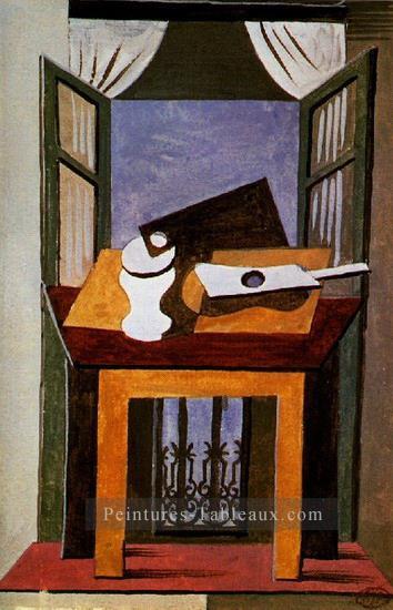 Nature morte sur une table devant un fenetre ouverte 1919 cubiste Pablo Picasso Peintures à l'huile